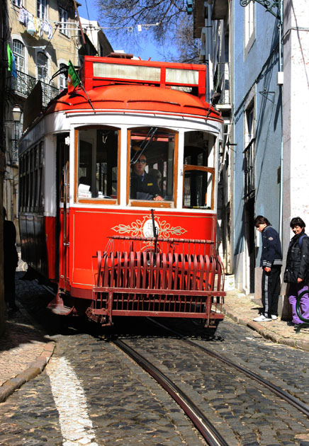08_15_Alfama_Tram_9904