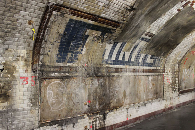 2_20_3301_Metro_Trinite_d'Estienne_d'Orves