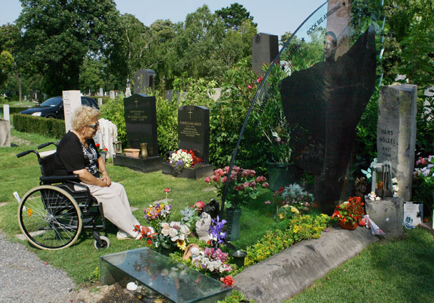 12_64_4755_Zentralfriedhof_Falco_o.B_A